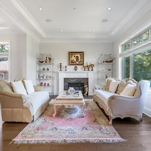 Guest house Elegant With Private Bathroom